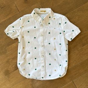 Kids white button clover-patterned shirt. Size 5/6. EUC.